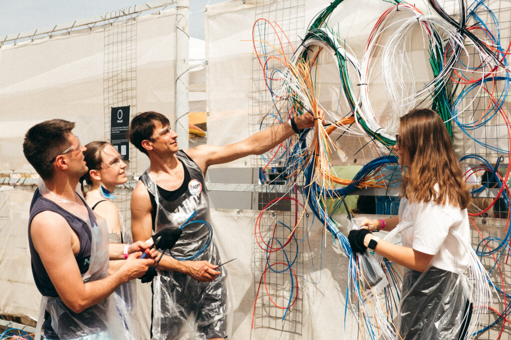 сотрудники на пикнике создают искусство из кабельных отходов
